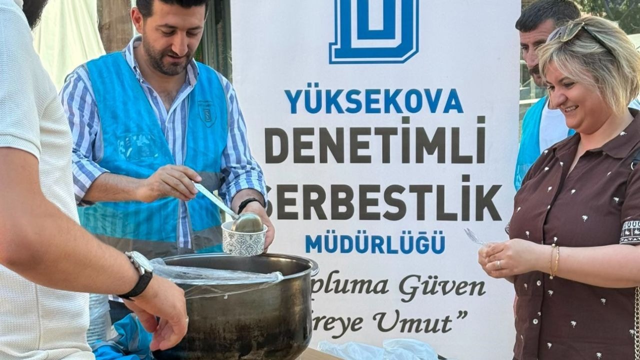 Yüksekova’da vatandaşlara aşure ikramı
