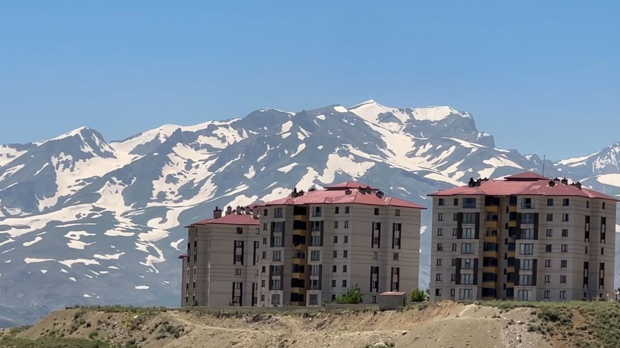 Yüksekova’nın heybetli Cilo Dağı 12 ay boyunca kar yığınlarını barındırıyor