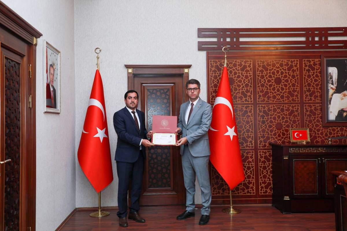 Erciş Kaymakamı Karaloğlu'ndan Başarı Belgesi Takdimi