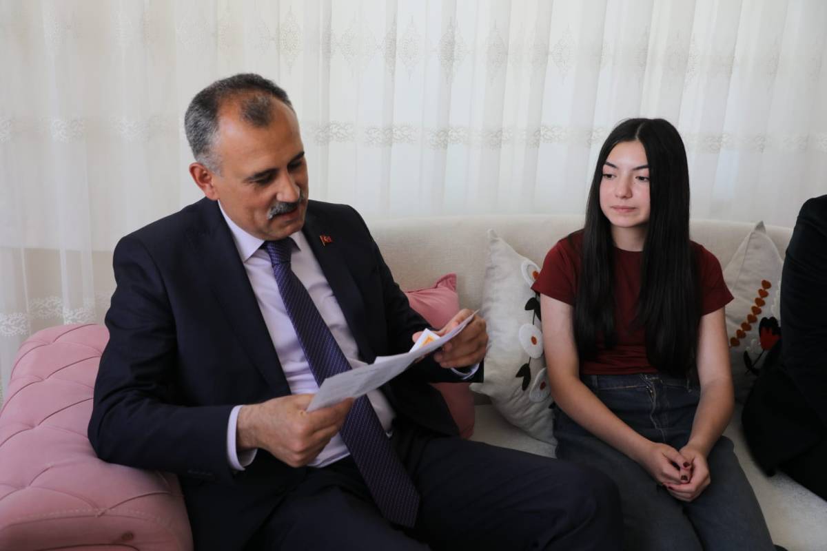 Ağrı’da evde eğitim alan öğrenciye Vali Bozkurt’tan karne
