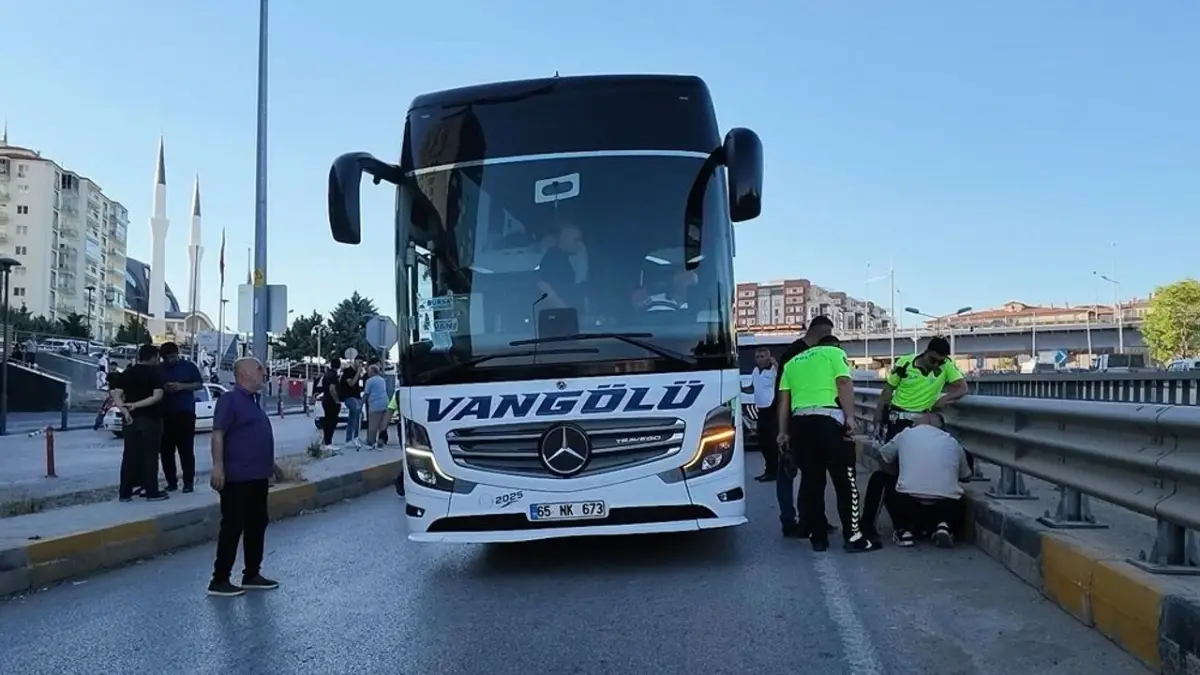 Van Firmasına Ait Yolcu Otobüsü Kazaya Karıştı