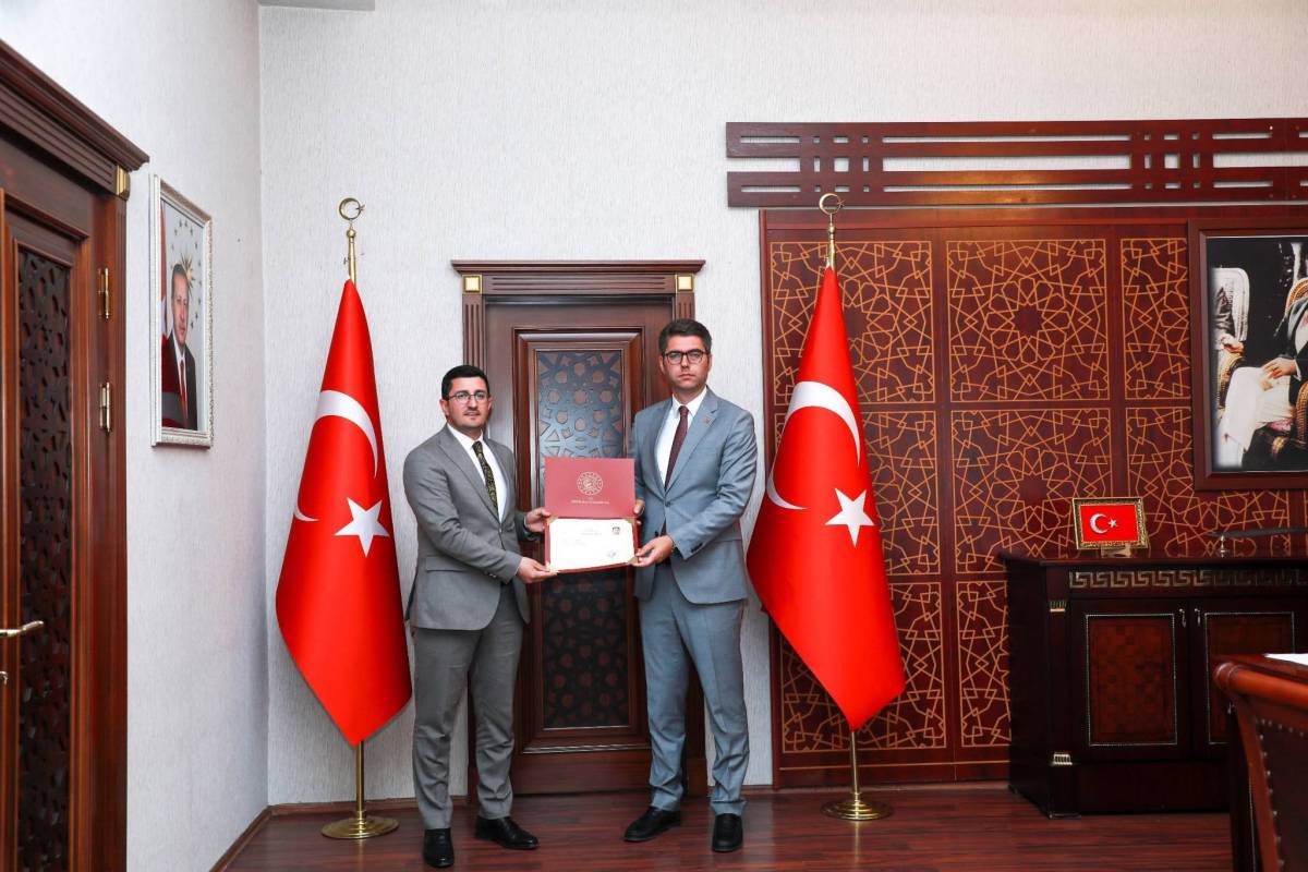Erciş Kaymakamı Karaloğlu'ndan Başarı Belgesi Takdimi