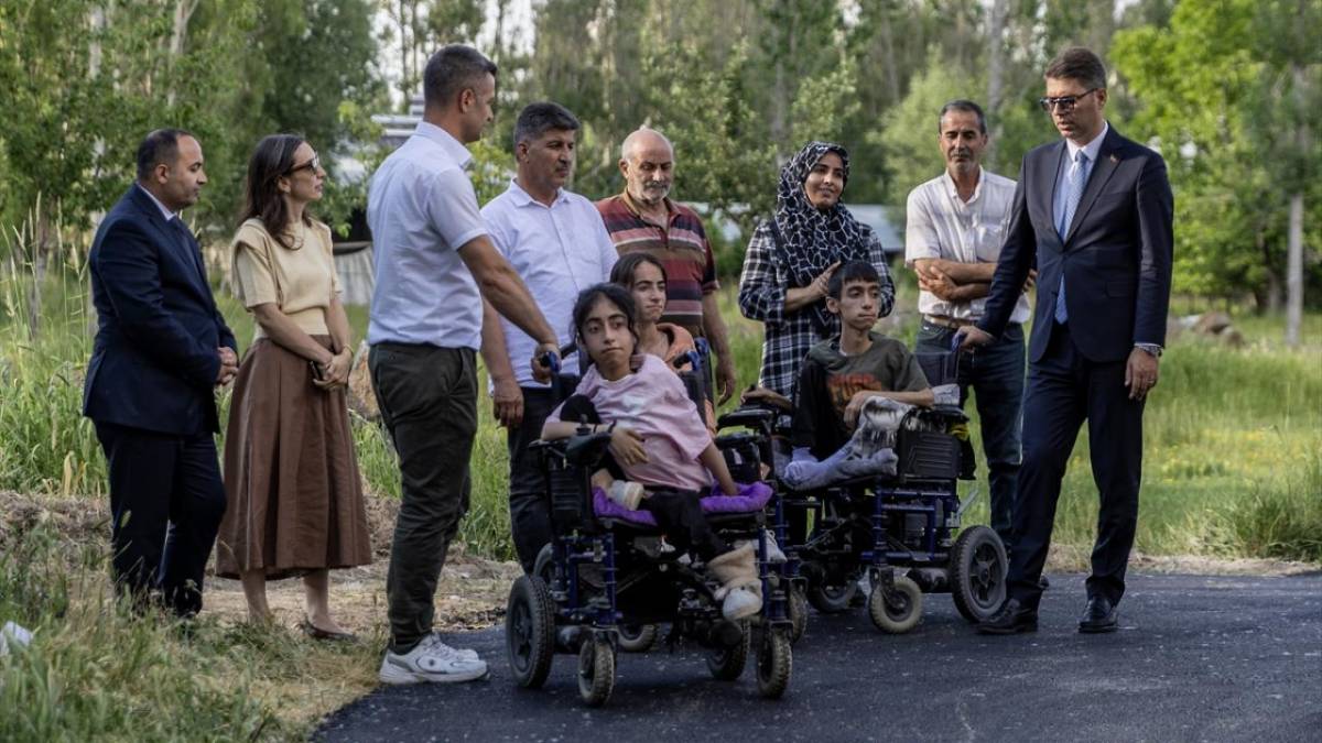 Erciş'te Özel Gereksinimli Üç Kardeşe Çifte Karne Hediyesi