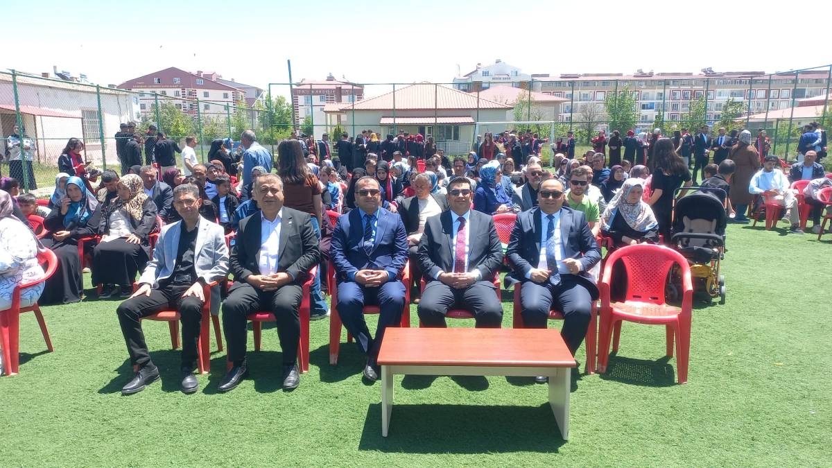 Erciş Sosyal Bilimler Lisesi’nde Mezuniyet Coşkusu