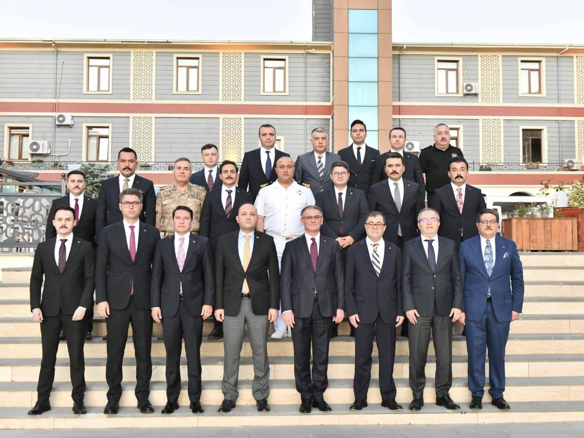Van Valisi Balcı'dan Görev Yeri Değişen Vali Yardımcıları ve Kaymakamlara Veda Yemeği