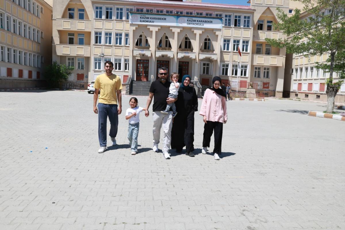 Erciş'li Anne 2 Çocuğuyla YKS'ye Girdi