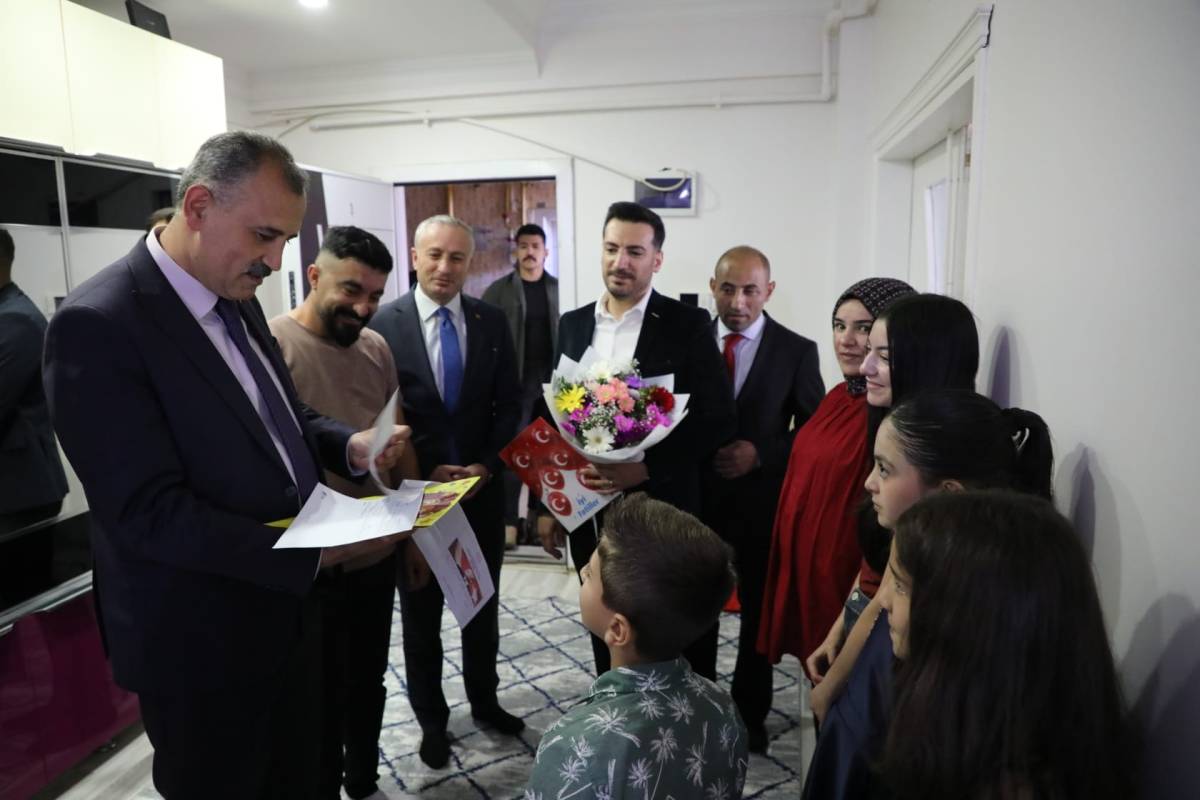 Ağrı’da evde eğitim alan öğrenciye Vali Bozkurt’tan karne