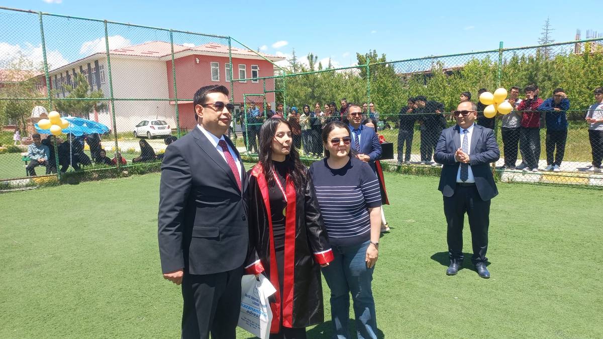 Erciş Sosyal Bilimler Lisesi’nde Mezuniyet Coşkusu