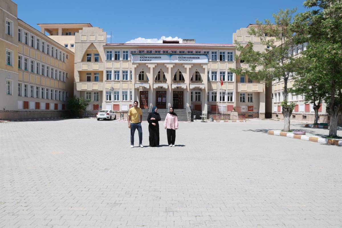 Erciş'li Anne 2 Çocuğuyla YKS'ye Girdi