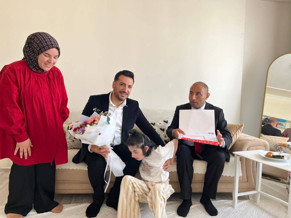 Ağrı’da evde eğitim alan öğrenciye Vali Bozkurt’tan karne