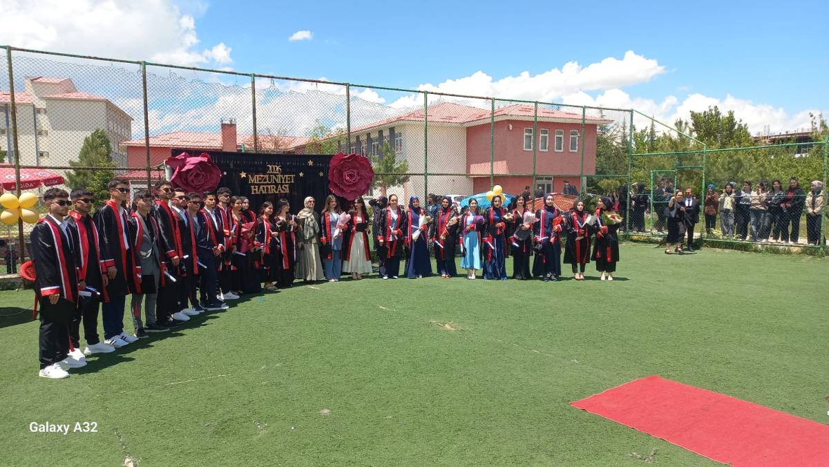 Erciş Sosyal Bilimler Lisesi’nde Mezuniyet Coşkusu