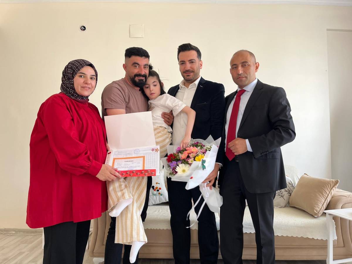 Ağrı’da evde eğitim alan öğrenciye Vali Bozkurt’tan karne