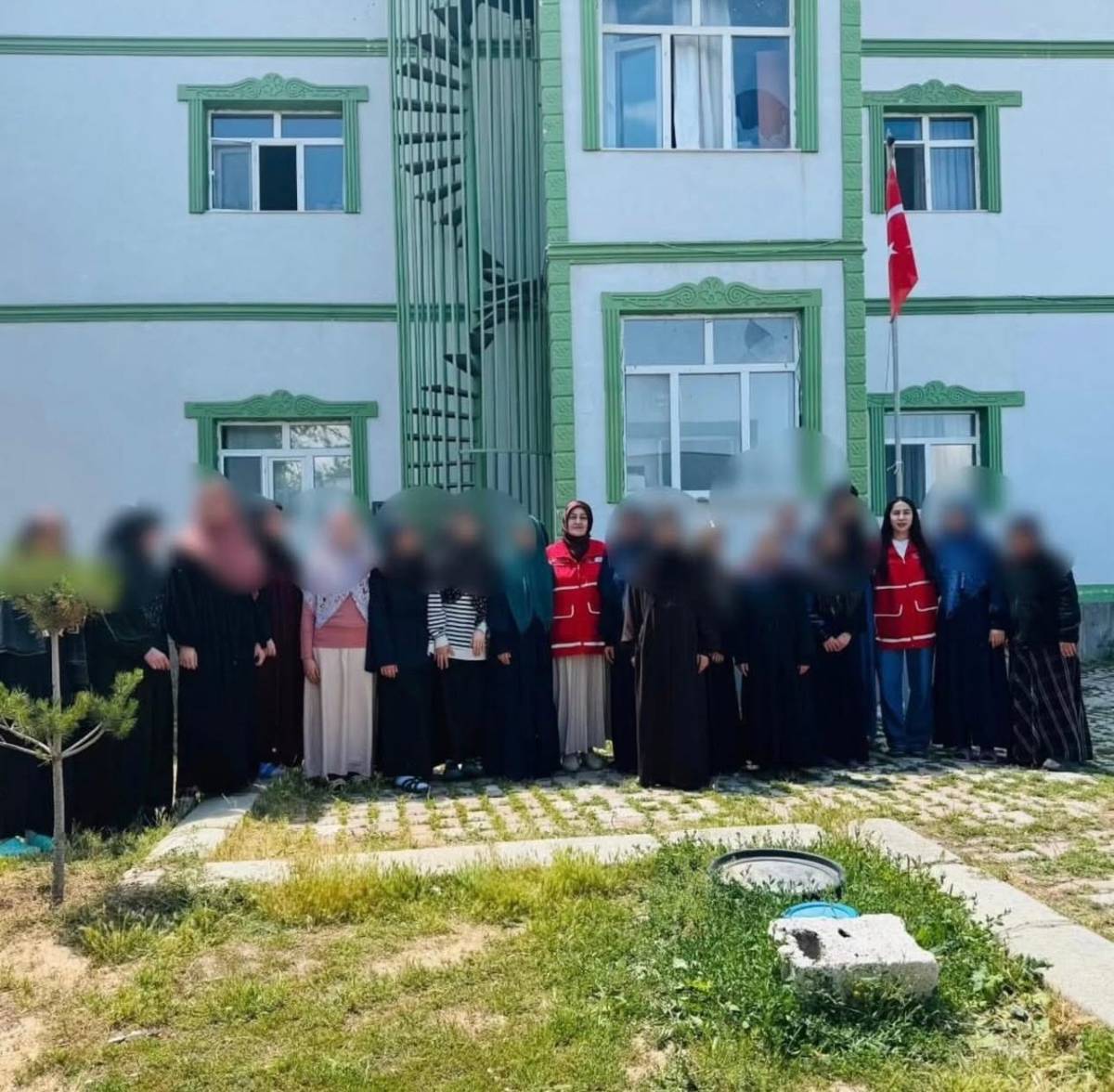 Patnos Kızılay'dan Doğansu Kız Kur'an Kursu Öğrencilerine Anlamlı Ziyaret