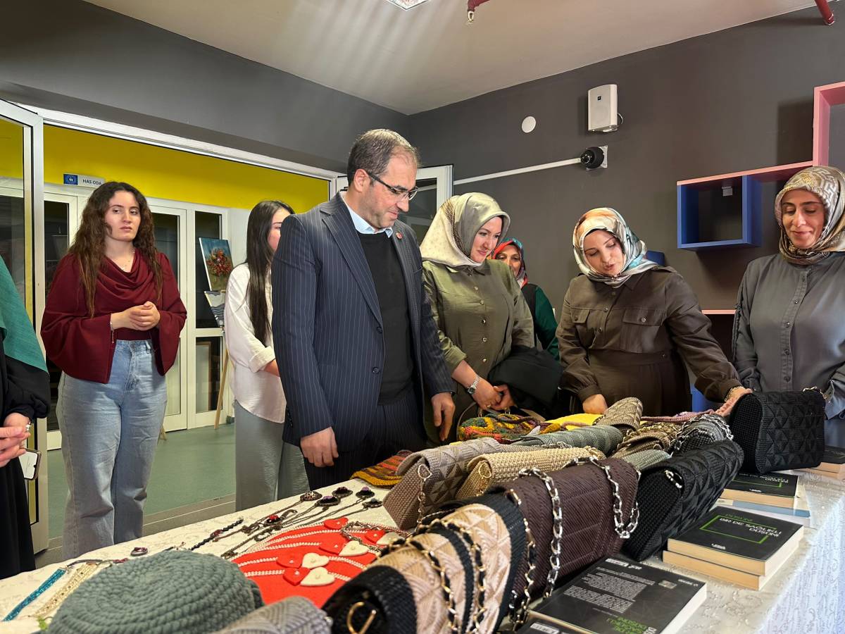 Ağrı’daki kız yurtlarında el emeği eserler görücüye çıktı