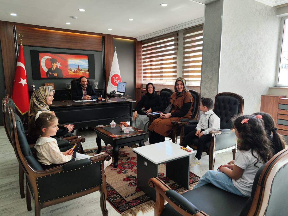 Ağrı’daki minikler kumbaralarını Gazze için açtılar