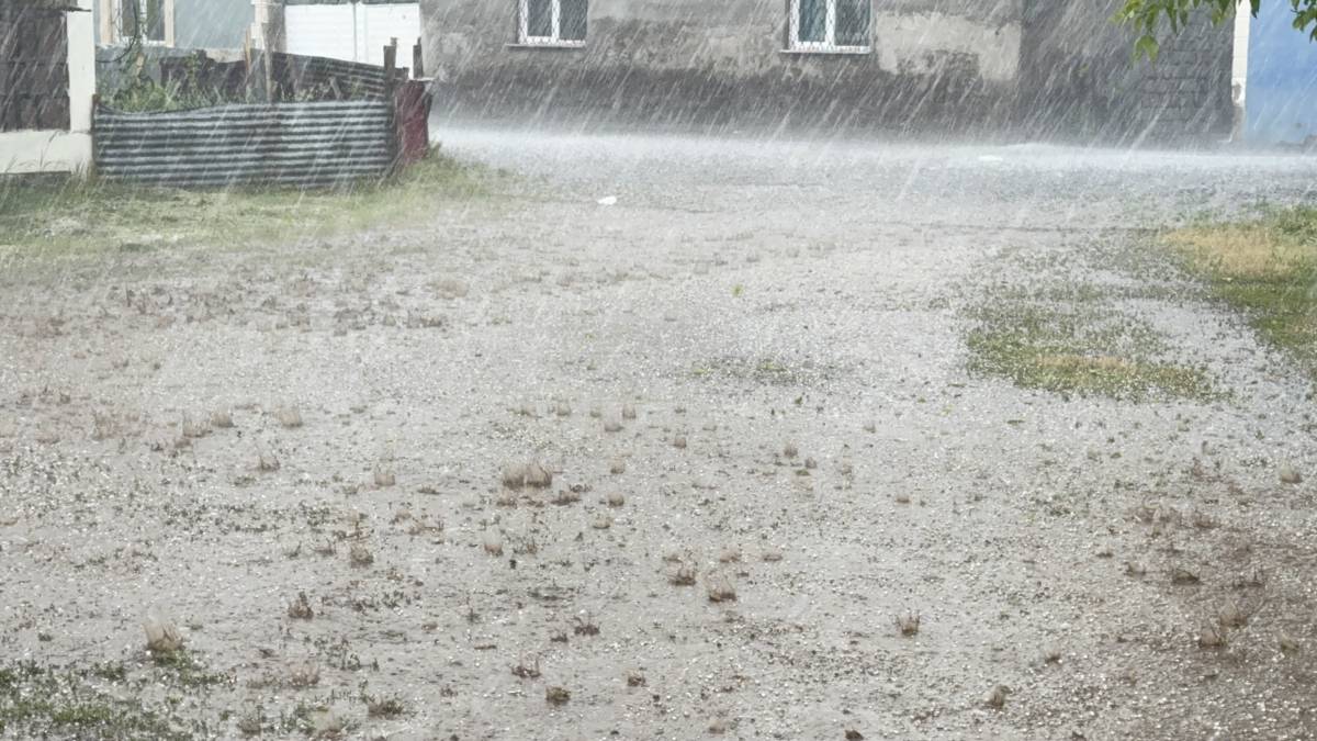 Sağanak ve dolu Ağrı’da hayatı olumsuz etkiledi
