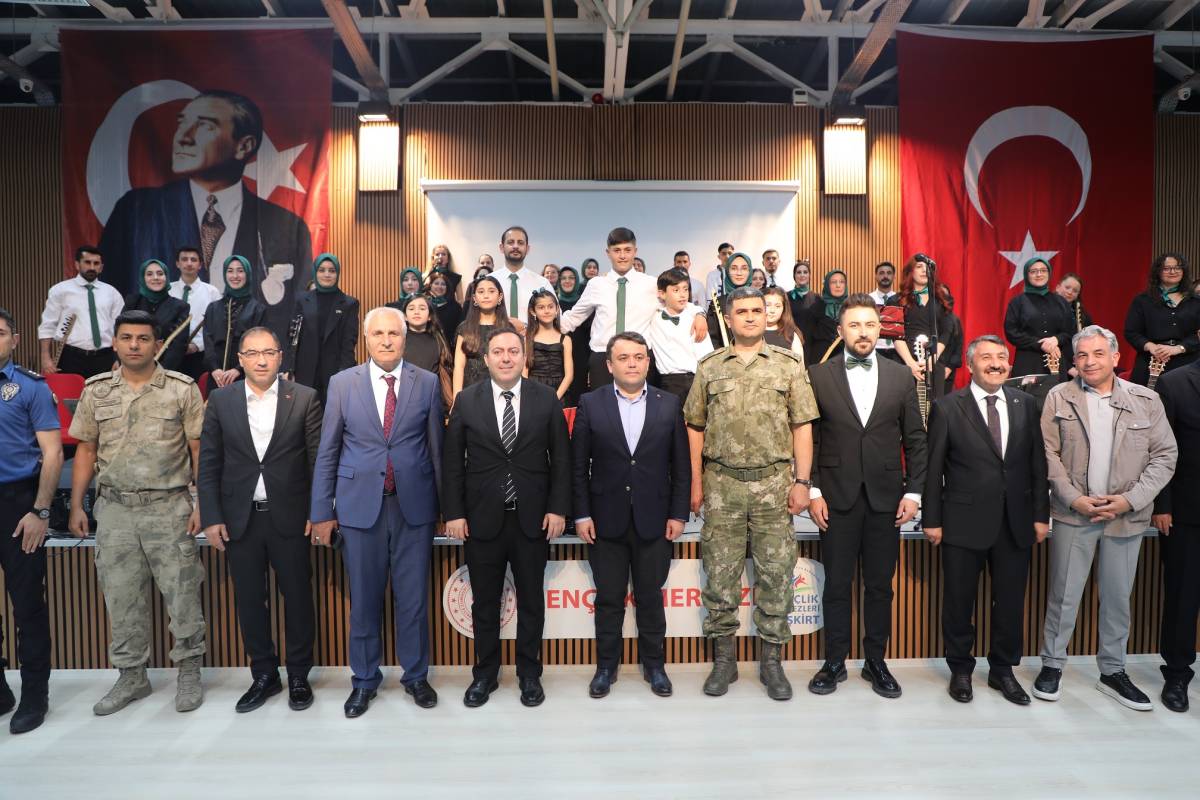 Eleşkirt’te gençler yeteneklerini sahnede sergiledi