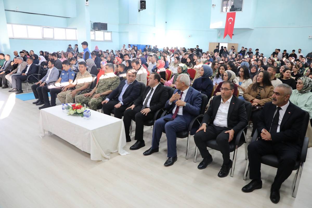 Eleşkirt’te gençler yeteneklerini sahnede sergiledi