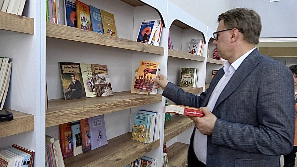 Dr. Cengiz Çelik, kitabını Ağrı’daki kütüphaneye bağışladı