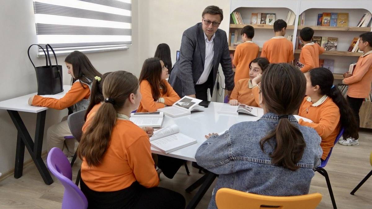 Dr. Cengiz Çelik, kitabını Ağrı’daki kütüphaneye bağışladı