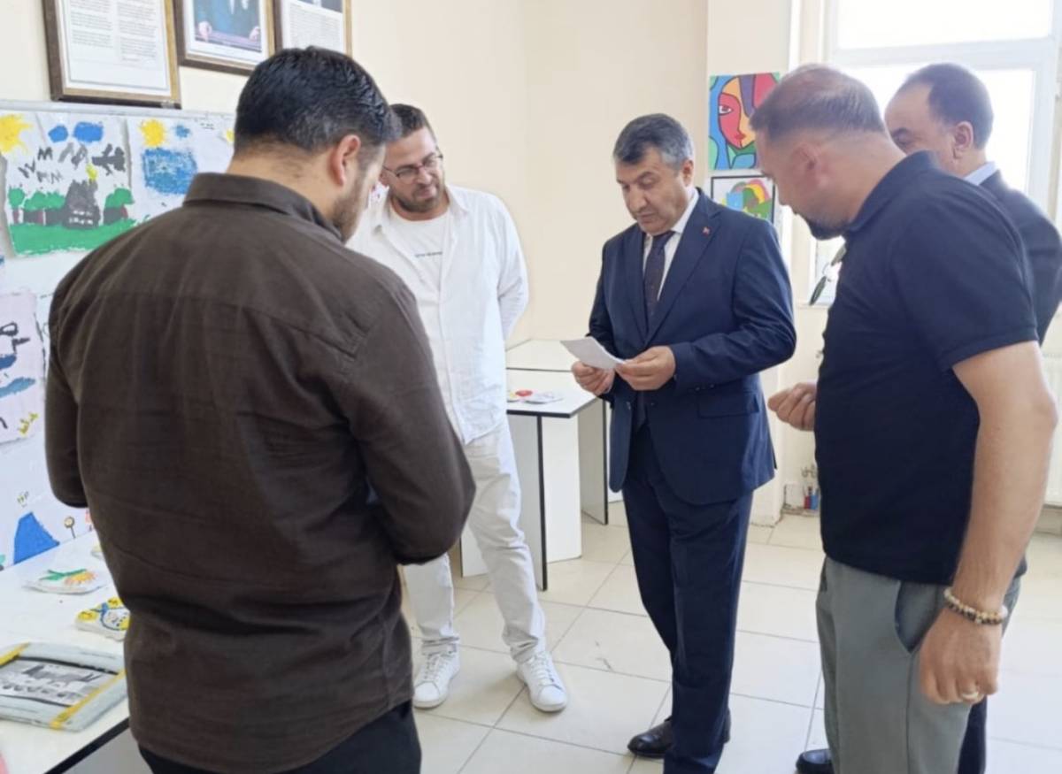 Eleşkirt’te atık kağıtlar öğrencilerin elinde sanat eserine dönüştü