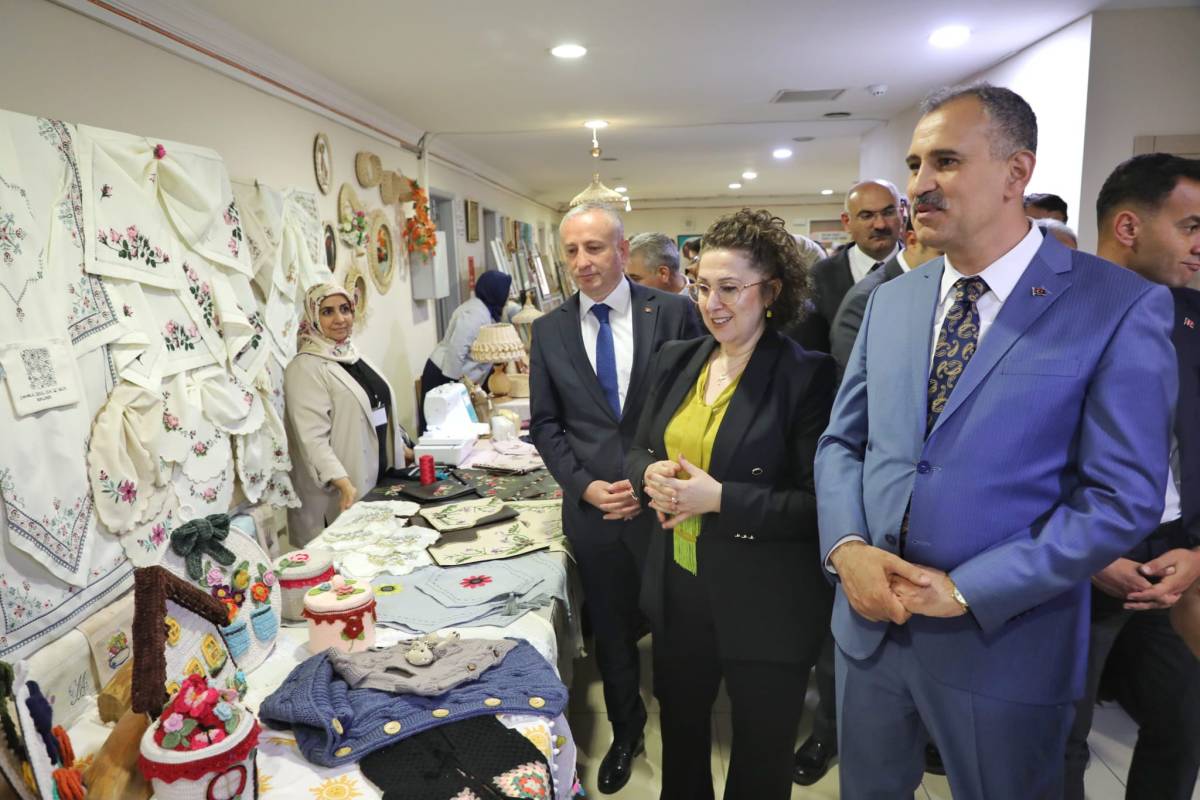 Ağrı’da kursiyerlerden üretim ve geri dönüşüm sergisi