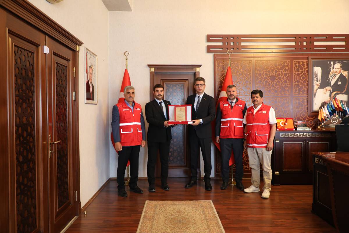 Türk Kızılayı Erciş Şubasinden Kaymakam Murat Karaloğlu'na Veda Ziyareti