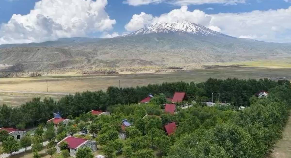 Ağrı Dağı yaz ortasında da beyaz örtüsünü koruyor