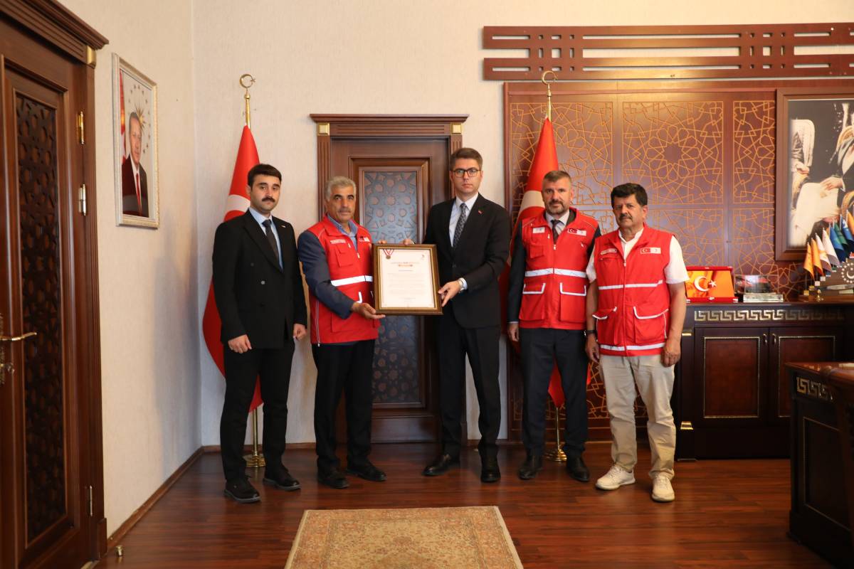 Türk Kızılayı Erciş Şubasinden Kaymakam Murat Karaloğlu'na Veda Ziyareti