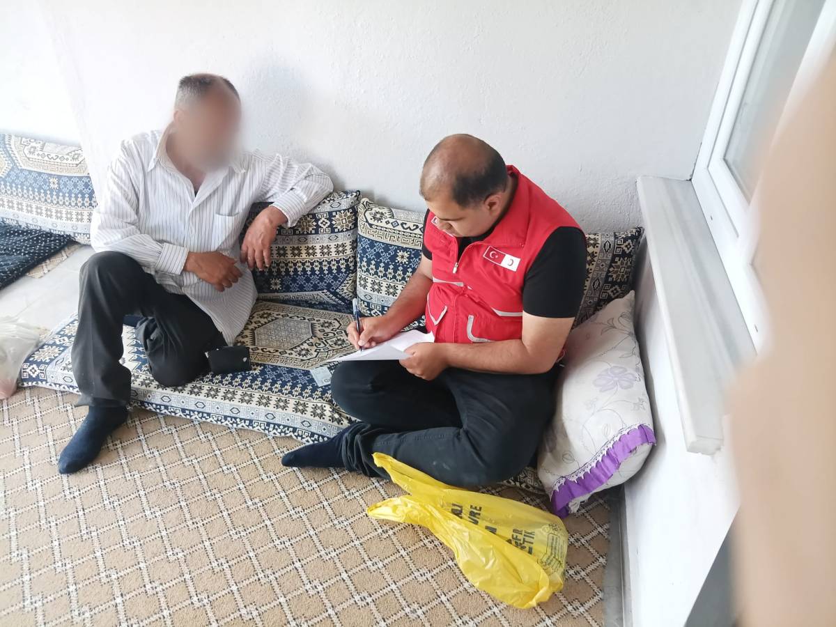 Kızılay Erciş Şubesi Odunluğu Yanan İhtiyaç Sahibi Aileyi Yalnız Bırakmadı