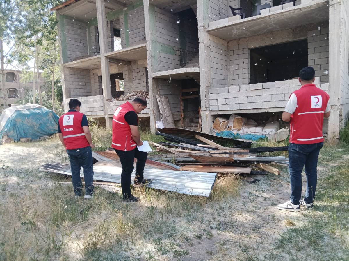 Kızılay Erciş Şubesi Odunluğu Yanan İhtiyaç Sahibi Aileyi Yalnız Bırakmadı