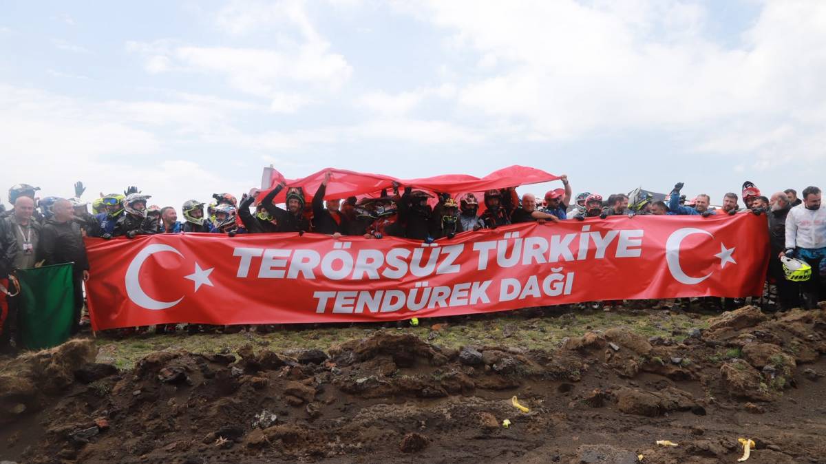 3500 Rakımlı Tendürek Dağı’nda “Terörsüz Türkiye” Mesajı