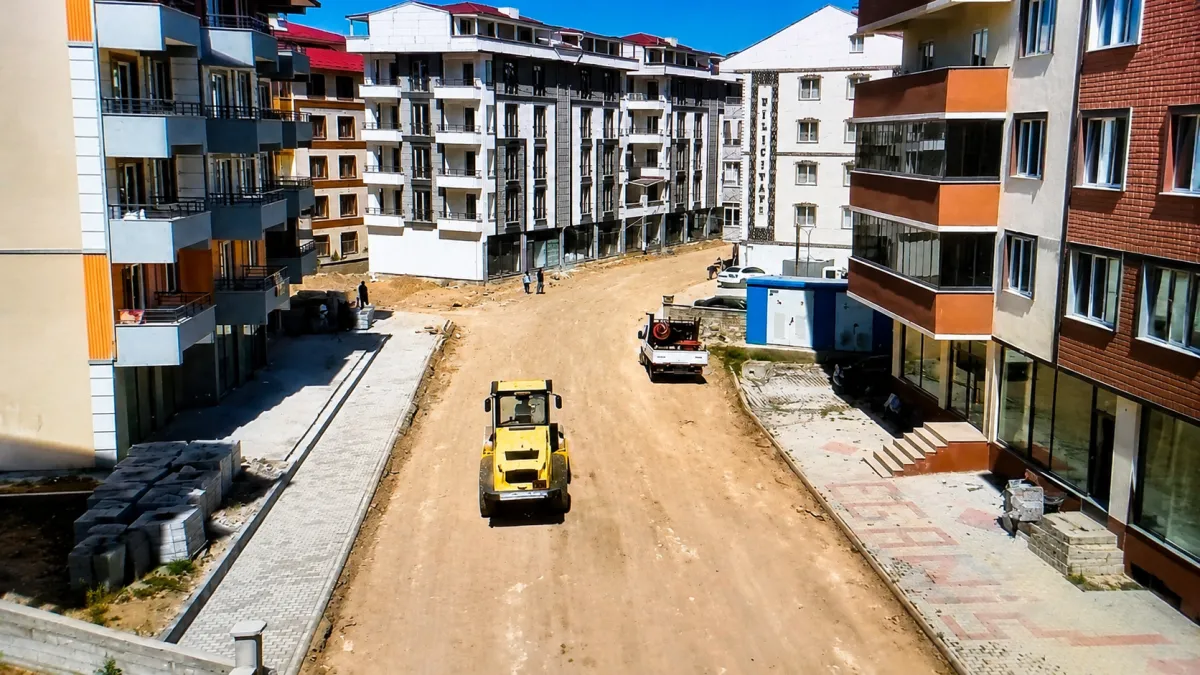 Erciş Belediyesi PTT Önünde ki Ara Sokaklarda Asfalt Çalışmalarını Başlattı