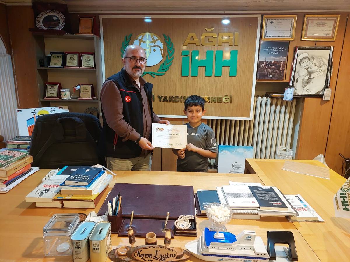 AĞRI İHH'NIN KÜÇÜK BAĞIŞÇISI ÜÇ YILDIR HARÇLIKLARINI GAZZEYE GÖNDERİYOR